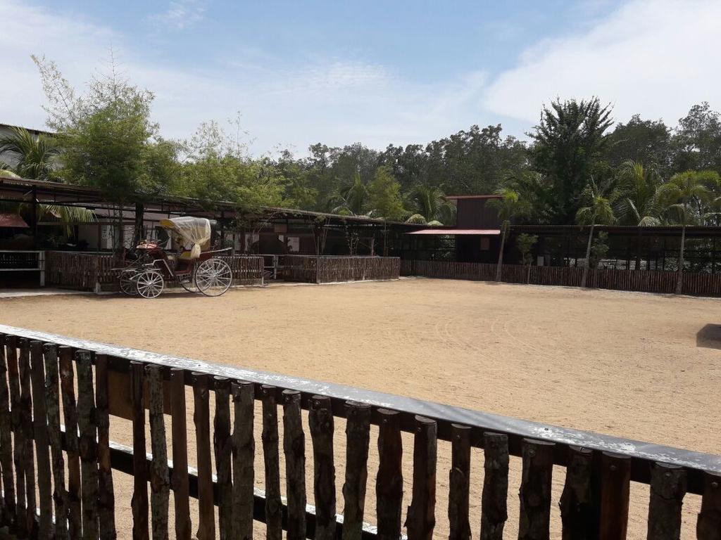 Hs Farm Waterpark Hotel Muar Eksteriør billede